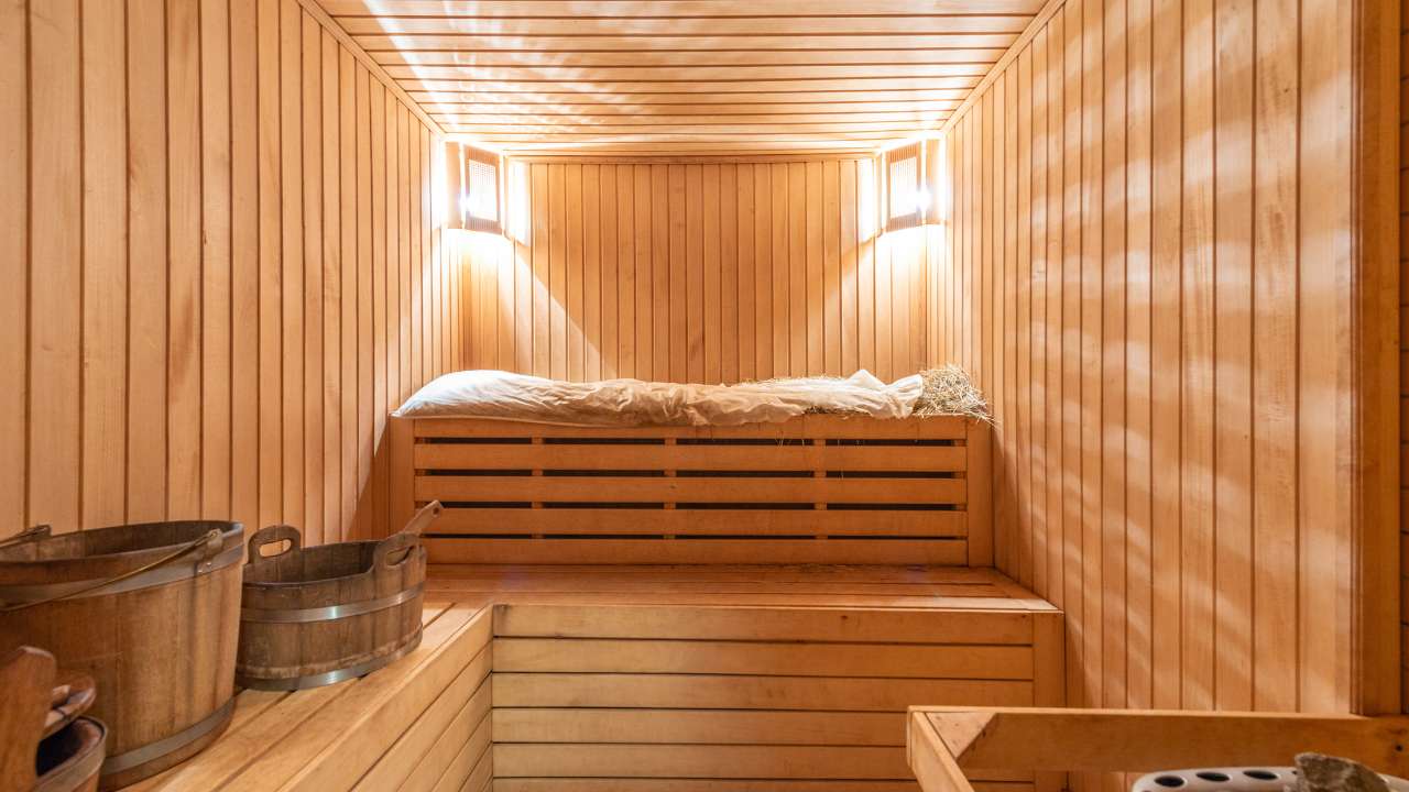 You are currently viewing How Many Calories Do You Burn in the Sauna?